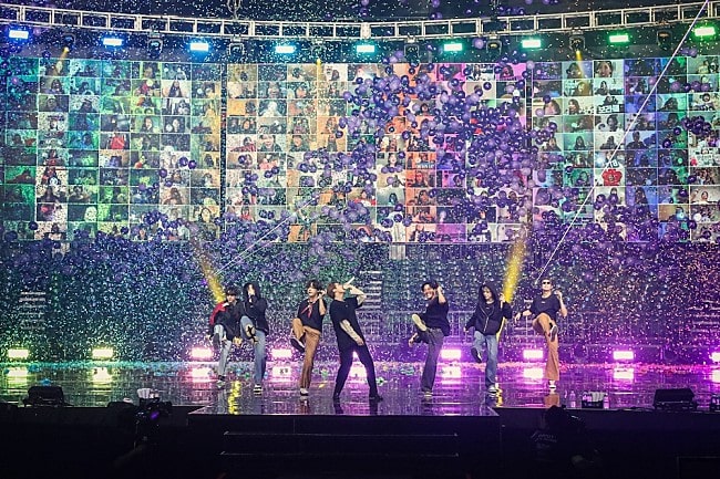 BTSがライブで歌っている写真